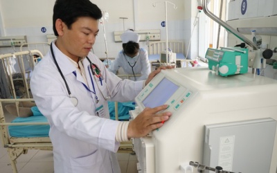 Bé gái nguy kịch do bị gần 90 vết ong đốt